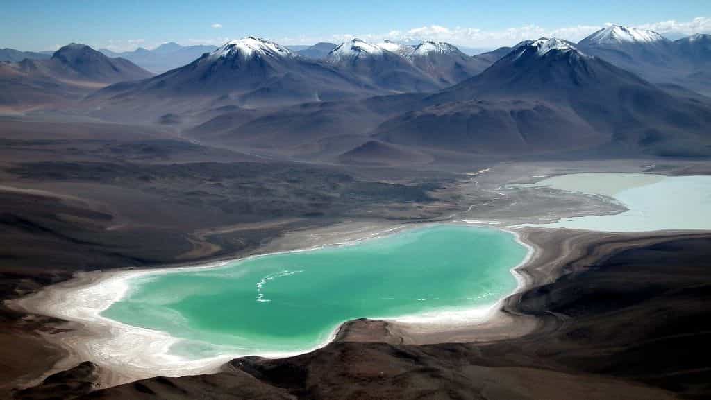 Le Licancabur se trouve au sud-ouest de la laguna Verde, ici au premier plan, et qui borde la Laguna Blanca au second plan. Il domine le paysage du salar d'Atacama. Les exobiologistes considèrent que cette région pourrait ressembler à des environnements que Mars a connus il y a des milliards d'années. © Albert Backer CC BY-SA 3.0 