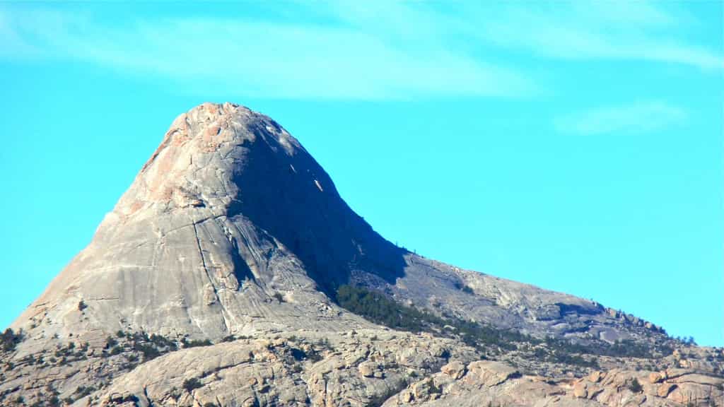 Dans le Wyoming (ouest des États-Unis), on peut voir un massif de granite appelé « Lankin Dome ». Il a cristallisé il y a environ 2,62 milliards d’années et fait partie de ce que l'on appelle « un batholite ». Bien que l'hypothèse soit controversée, les batholites pourraient être des restes de chambres magmatiques de supervolcans. © Andrew Carson