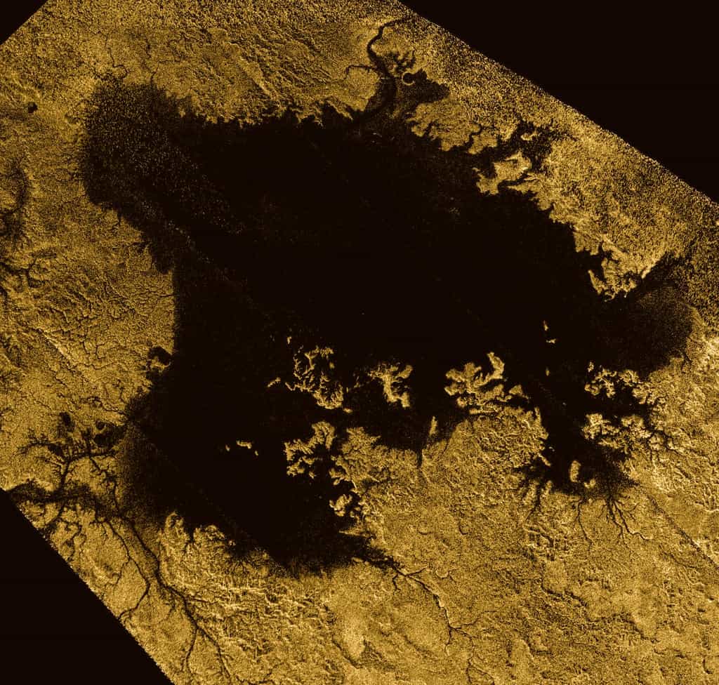 Ligeia Mare, montré ici dans une image en fausses couleurs obtenue en combinant des observations du radar de Cassini, est le deuxième grand lac sur Titan. Il mesure environ 420 km sur 350 km. Il est rempli d'hydrocarbures légers liquides, tels que l'éthane et le méthane. On trouvait déjà des traces de ces hydrocarbures, ainsi que leurs alcènes et alcynes dans l’atmosphère de Titan. Jusqu’à récemment, le propène n’avait pas été détecté dans cette atmosphère alors que c’était le cas du propane et du propyne. © Nasa, JPL-Caltech, ASI, Cornell