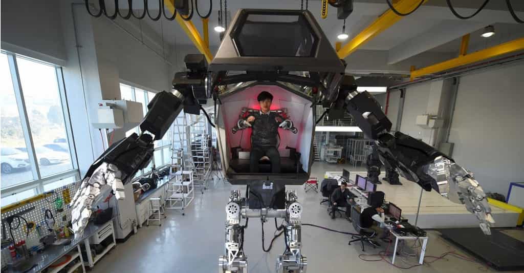 Cet engin bipède, à l'état de prototype, est en fait une conduite intérieure, une sorte d'exosquelette en somme. © Hankook Mirae Technology