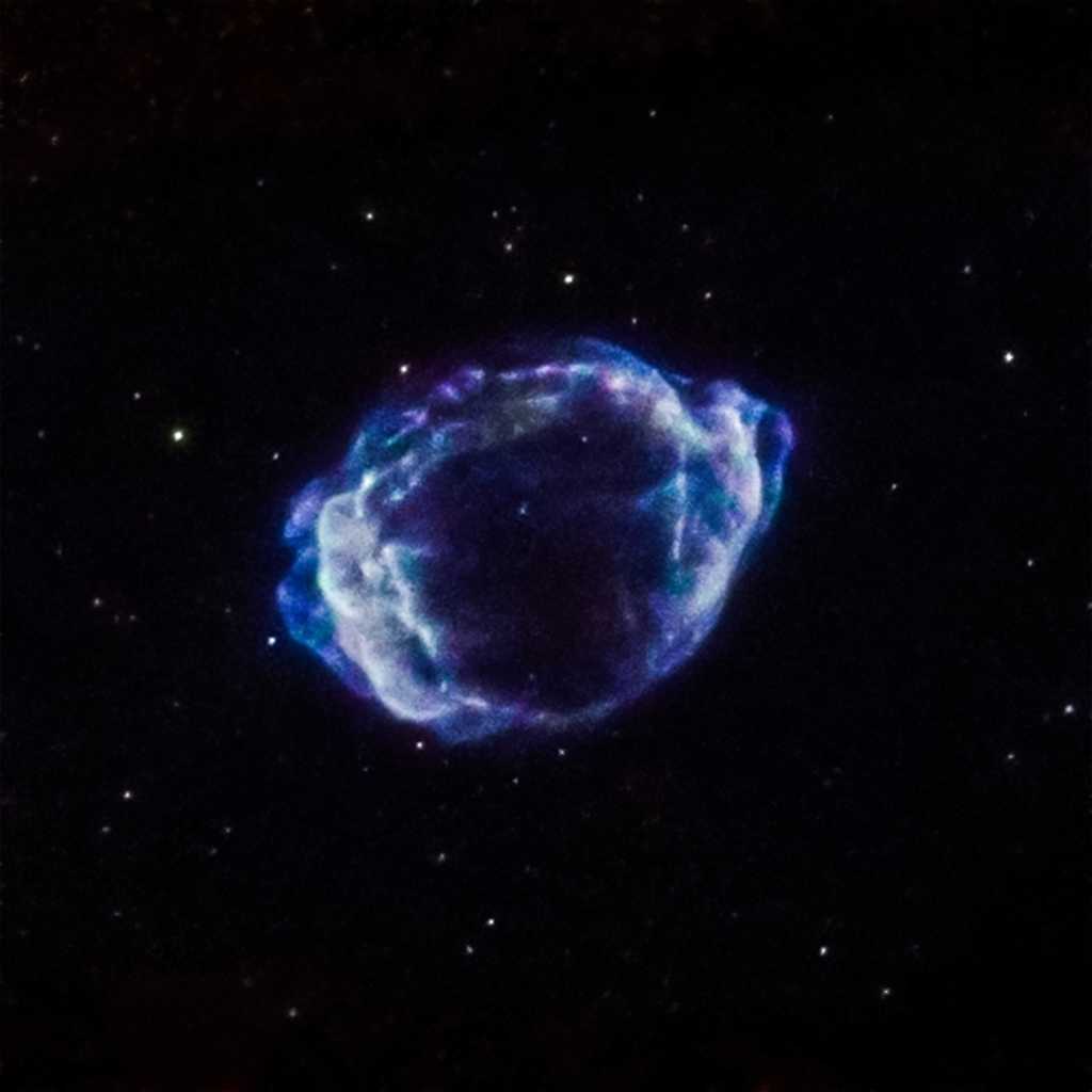 Rémanents de la supernova SNR G1.9+0.3 imagé dans le rayonnement X par Chandra. Étendus actuellement sur 30 années-lumière à près de 28.000 années-lumière de la Terre, les restes poursuivent leur expansion. © Nasa, CXC, CfA, S.Chakraborti et al.