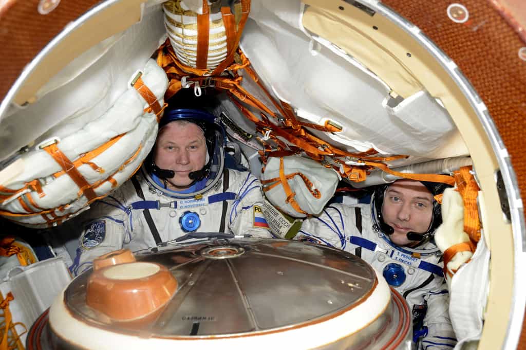 Oleg Novitskiy et Thomas Pesquet à bord de la capsule Soyouz qui les redescendra sur Terre. © ESA, Nasa