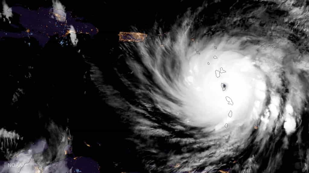 Jean-Louis Étienne a répondu à nos questions sur les ouragans récents et sur l’évolution du climat. Ici, le cyclone Maria vu par le satellite GOES-16 le 19 septembre 2017. L'œil est sur la Dominique, une île des Antilles située entre la Guadeloupe et la Martinique. © NOAA