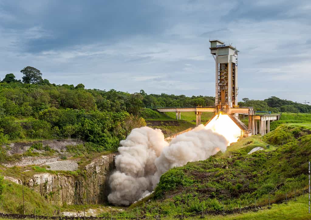 Le P120, le plus gros moteur à propergol solide monolithique du monde testé avec succès sur le site du Centre spatial guyanais. © 2018 - ESA-CNES-OptiqueVideoCSG, JM Guillon