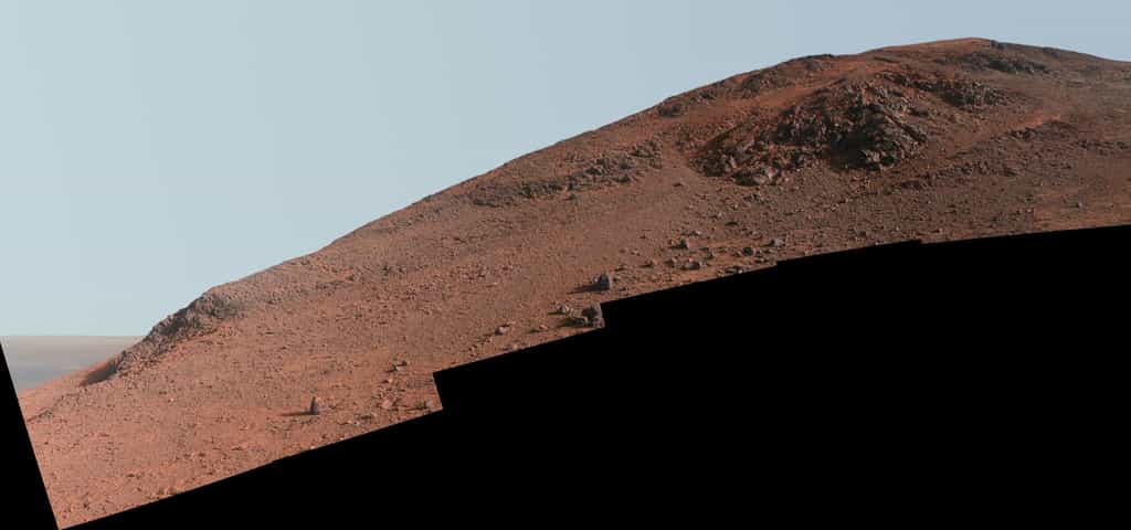 Assemblage d’images prises avec la Pancam d’Opportunity les 29 et 30 octobre 2015 (jours martiens 4.182 et 4.183 depuis le début de la mission). Depuis fin janvier 2016, le rover escalade cette pente, dans le but d’examiner les roches au sommet, une « zone rouge » qui a été baptisée Knudsen Ridge. Les images sont traitées de façon à mieux distinguer les matériaux. © Nasa, JPL-Caltech, Cornell Univervisity, Arizona State University