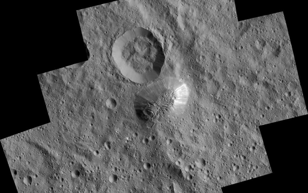 L’énigmatique mont Ahuna photographié à 385 km d’altitude par la sonde Dawn. La résolution est de 35 m par pixel. À sa base, le dôme s’étend sur 20 km. Certaines de ses pentes sont très raides et lisses et montent jusqu’à 5 km au-dessus de la surface de Cérès. © Nasa,&nbsp;JPL-Caltech,&nbsp;UCLA,&nbsp;MPS, DLR, IDA, PSI