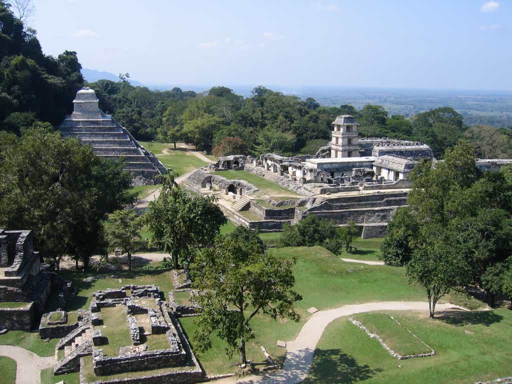 Palenque, dans l’État mexicain du Chiapas, près du fleuve Usumacinta, est mondialement célèbre. C’est l’un des sites mayas les plus impressionnants et on en connaît aujourd'hui probablement moins de 10 % de sa superficie. Il reste encore plus de mille structures couvertes par la forêt. © Wikipédia, Peter Andersen