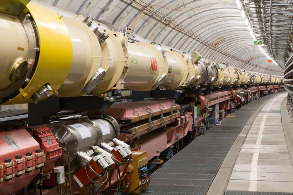 De 1992 jusqu'à sa fermeture en juin 2007, l'accélérateur HERA (Hadron-Elektron-Ring-Anlage) était le premier et le seul collisionneur électrons-protons dans le monde. D'une circonférence de 6,3 km, il permettait des collisions de protons d'énergie 920 GeV et des électrons (ou des positrons) de 27,5 GeV. © Deutsches Elektronen-Synchrotron