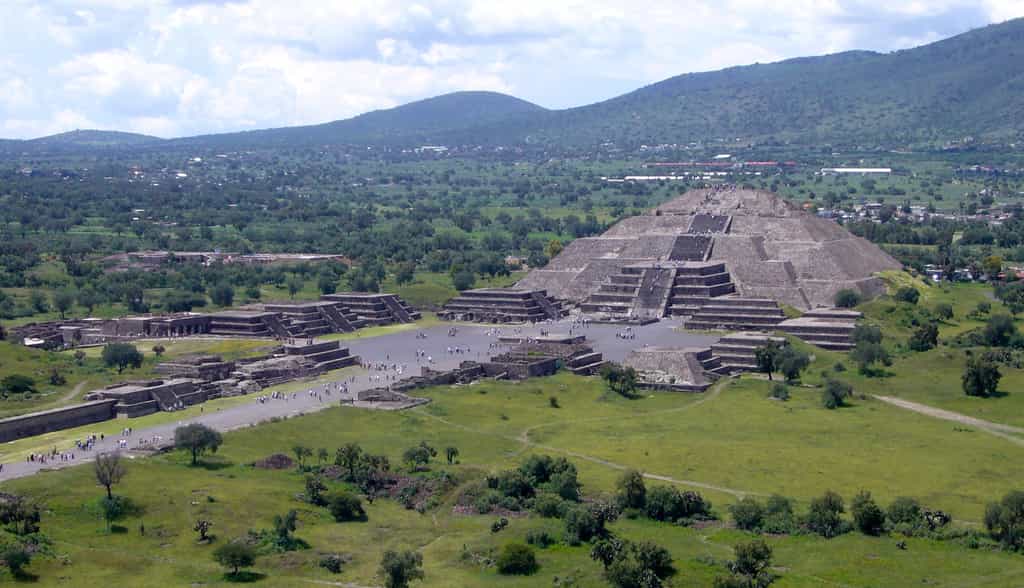 La pyramide de la Lune est un édifice central de Teotihuacan, bâtie pour servir d’observatoire au centre de la cité. © Domaine public, Gorgo