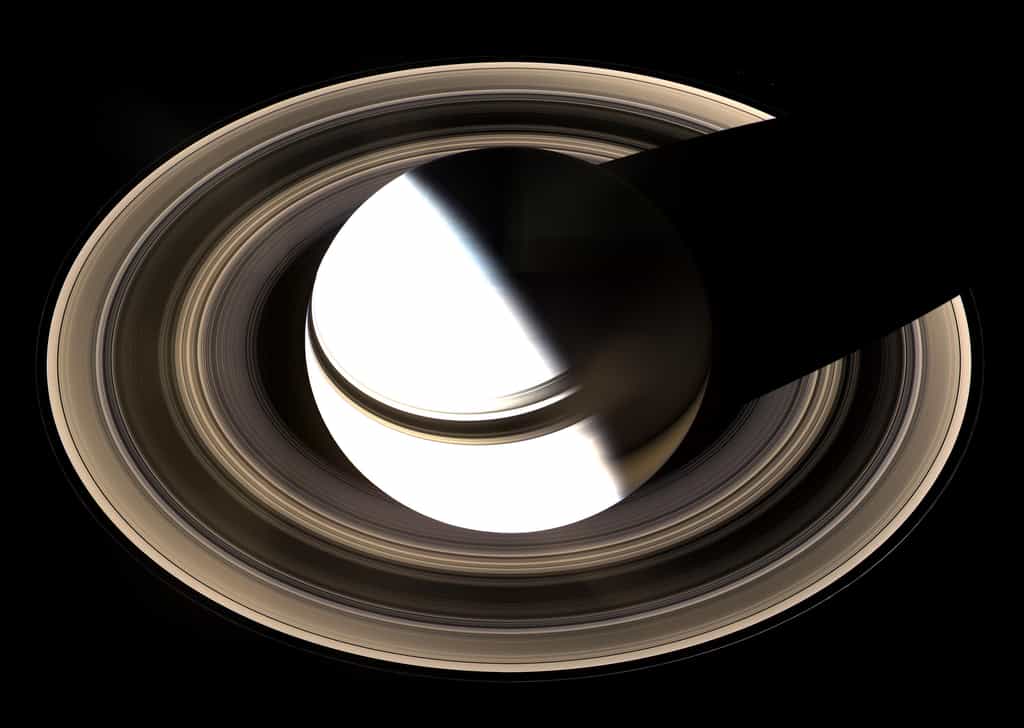 Saturne et ses anneaux, portrait rapproché