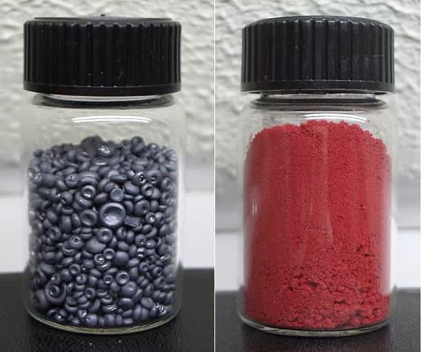 Le sélénium se trouve sous différentes formes allotropiques. Son aspect est ainsi variable entre celui d'un métal gris (à gauche) et celui d'un verre rouge (à droite). © W. Oelen, Wikipédia, DP