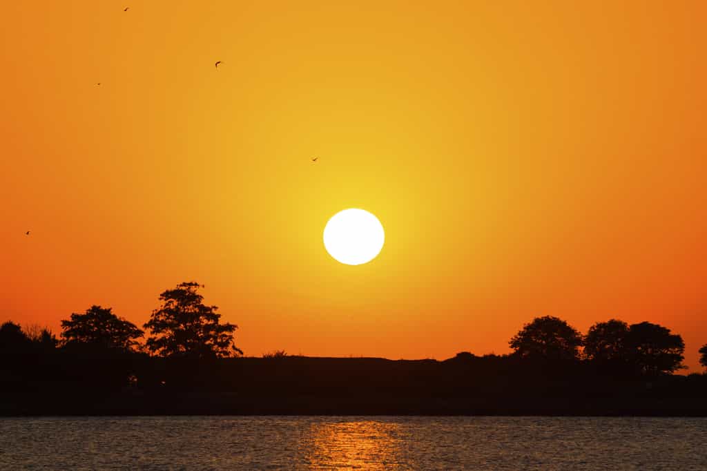 Un coucher de soleil normal. Quand l'air est chargé de poussières, ces tonalités rougeoyantes sont accentuées. © Sergey