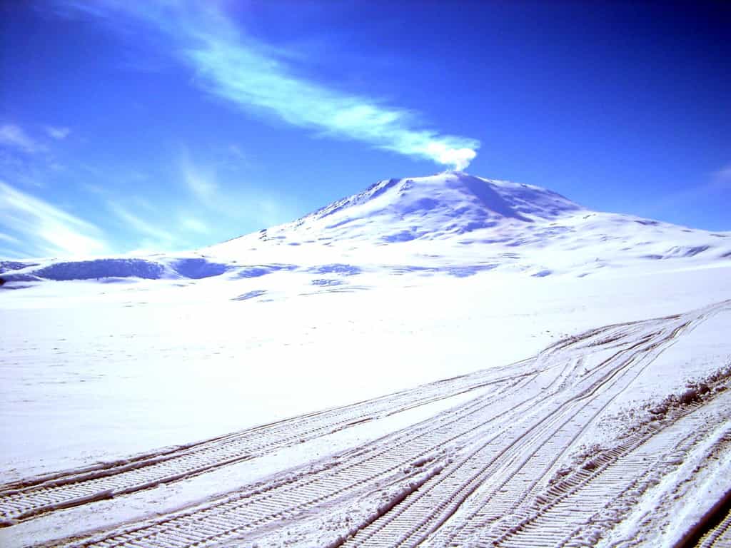 Le mont Erebus est un volcan encore actif de l'Antarctique, situé sur l'île de Ross, dans la mer du même nom. Il y a longtemps, un de ses frères, le mont Takahé, a peut-être accéléré le réchauffement global de la planète. © es0teric, Flickr, CC by-nc-sa 3.0