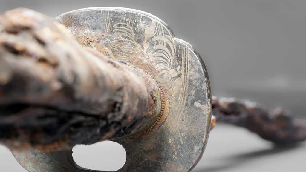 Le wakizashi retrouvé à Berlin est finement décoré malgré un état de dégradation poussé. © Staatliche Museen zu Berlin