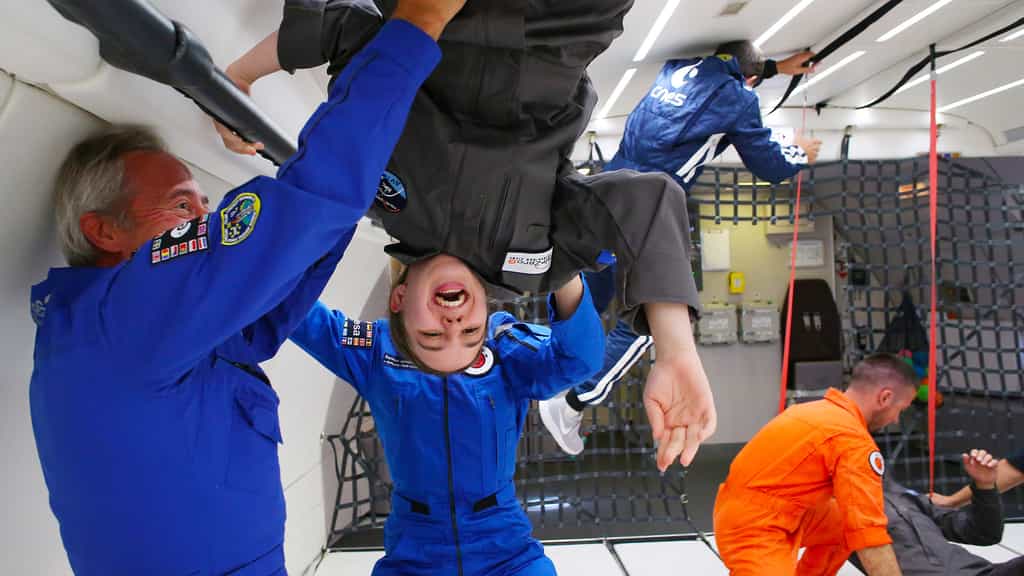 À bord de l'Airbus A310 Zero-G de Novespace, l'astronaute Jean-François Clervoy fait découvrir les joies de l'apesanteur à une enfant touchée par un handicap. © Novespace