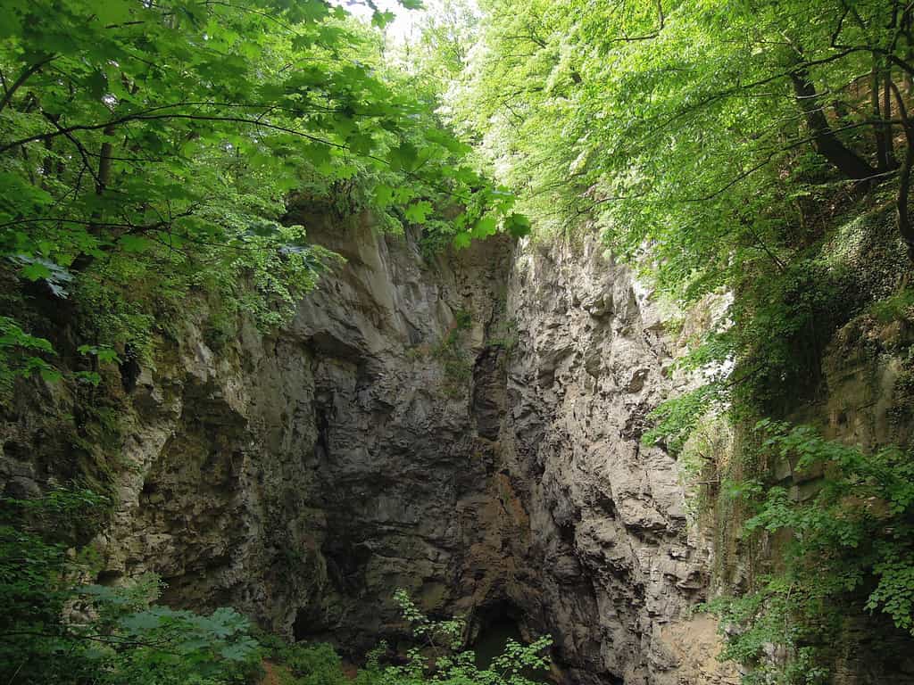 L'abysse d'Hranice est, actuellement, considérée comme la grotte d'eau douce la plus profonde au monde. © Radim Holiš, Wikimedia Commons, CC by-sa 3.0 cz