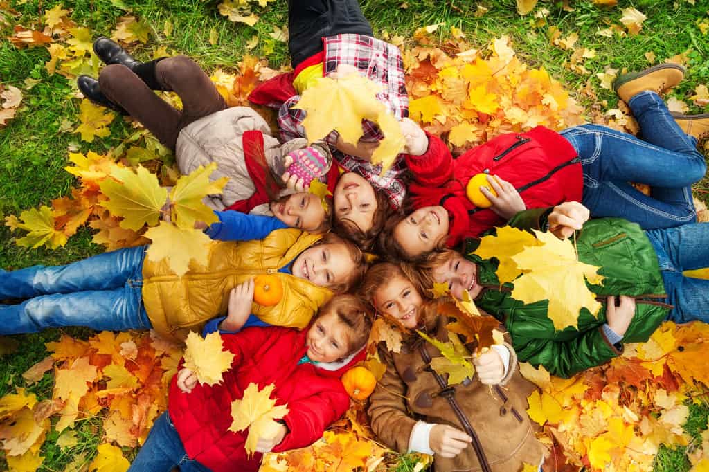 Les vacances d'automnes offrent toujours de belles journées propices aux activités en extérieur. En cas de pluie, des activités manuelles feront la joie de vos enfants.&nbsp;©&nbsp;Sergey Novikov, Adobe Stock.