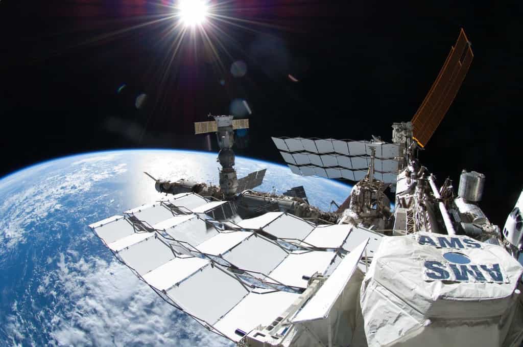 Le détecteur de rayons cosmiques qu'est l'AMS a rejoint l'espace grâce au lancement de la navette spatiale Endeavour le lundi 16 avril 2011. Il a ensuite été installé sur l'ISS et devrait permettre de mesurer et de caractériser les flux de rayons cosmiques pendant au moins dix ans. © Nasa