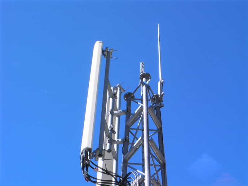Les antennes-relais nécessaires au téléphone mobile émettent des ondes électromagnétiques. Pour réduire l’intensité de ces ondes à 0,6 volt par mètre, il faudrait en implanter trois fois plus selon une étude récente. © France64160, Wikimedia Commons, cc by sa 2.0