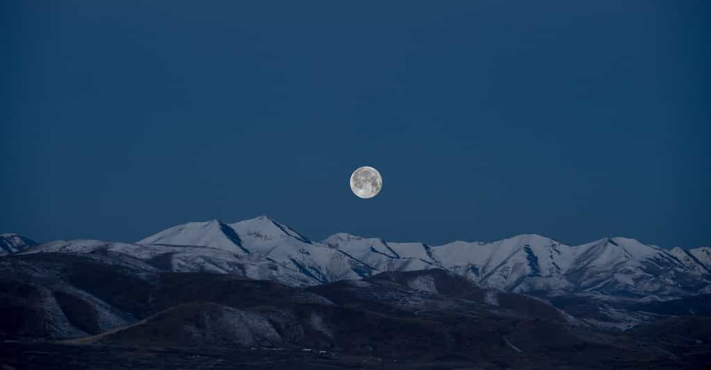 Lorsque la Lune est à son apogée, elle nous apparaît légèrement plus petite qu’habituellement. © Benjamin Child, Unsplash