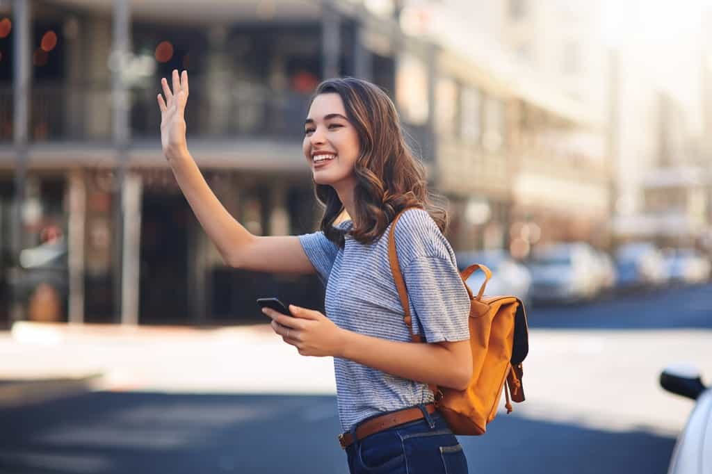 Un covoiturage quasi en porte-à-porte avec l'appli Zen sur laquelle les conducteurs et les passagers inscrivent leurs trajets prévus avec des horaires flexibles. © JordaanExams/peopleimages.com, Adobe Stock