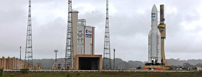 La première Ariane destinée à être lancée en 2014 en route vers son pas de tir. À son bord, les satellites ABS-2 et Athena-Fidus. © Arianespace