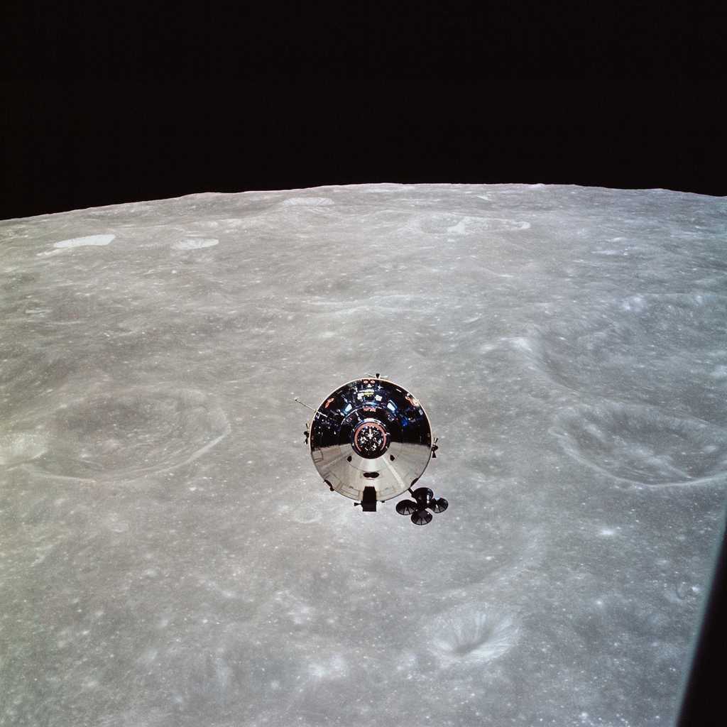 Le module de commande « Charlie Brown » de la mission Apollo 10 photographié depuis le module lunaire « Snoopy » après leur séparation, le 22 mai 1969. © Nasa