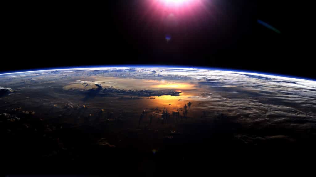 La Terre et la fine couche atmosphérique l'entourant. © Nasa