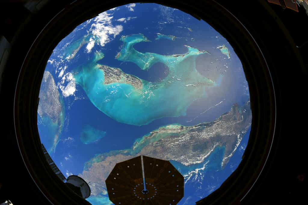 Toutes les couleurs des Bahamas dans une seule fenêtre de la Cupola. Une photographie prise en mai 2021. © Esa, Nasa, Thomas Pesquet 