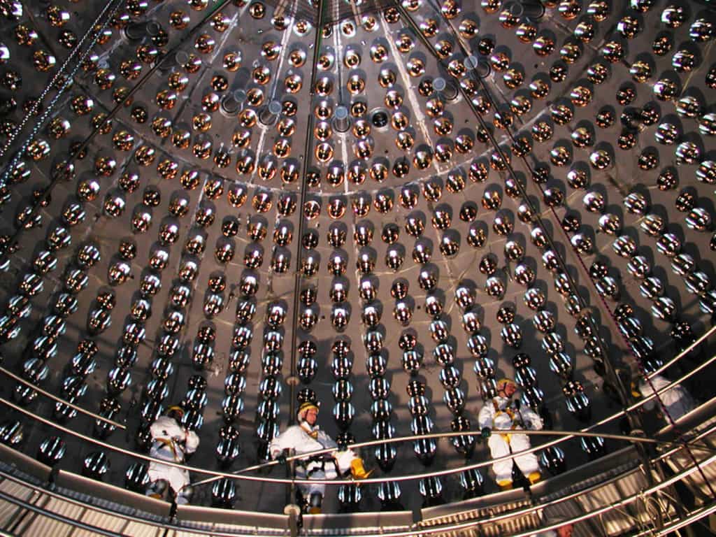 Une vue de l'intérieur du détecteur Borexino lors de travaux. Il permet d'étudier les neutrinos solaires ainsi que les géoneutrinos. © INFN/Gran Sasso