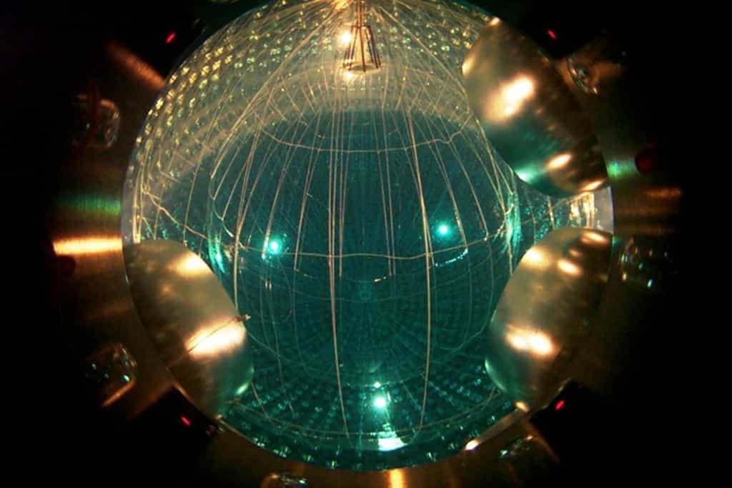 Une vue de la cuve de Borexino emplie de liquide scintillateur très pur pour éviter au maximum la présence d'éléments radioactifs contribuant au bruit de fond des neutrinos. © 2012, The Trustees of Princeton University