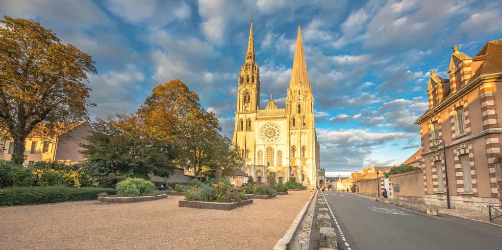 La cathédrale de Chartres est l'un des nombreux témoins de l'histoire de la ville, tout comme le plafond de bois sculpté découvert au sanctuaire de Saint-Martin-au-Val. © 120bpm, Adobe Stock