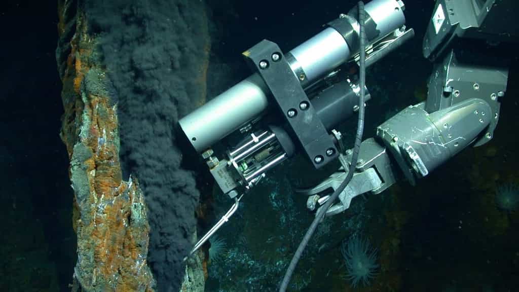 Il est connu que le méthane se forme naturellement par décomposition de matière organique, par exemple. Mais des chercheurs ont découvert, au fond des océans, un réservoir de méthane abiotique, formé à partir de réactions chimiques n’impliquant pas de matière organique. Ici, le véhicule sous-marin Jason prenant des échantillons au niveau d'une cheminée hydrothermale. © Photo by Chris German/WHOI/NSF, NASA/ROV Jason 2012, Woods Hole Oceanographic Institution