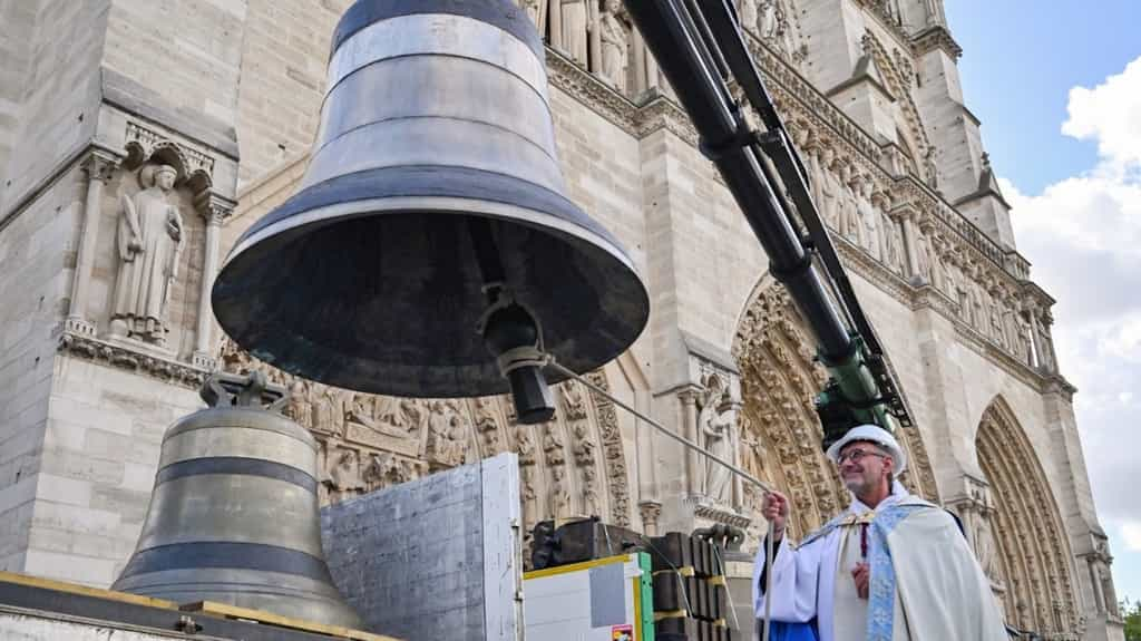 Le recteur de la cathédrale Notre-Dame de Paris, Olivier Ribadeau Dumas, bénit l’une des huit cloches du beffroi nord de la cathédrale. Ed Jones/AFP. © Ed Jones, AFP 