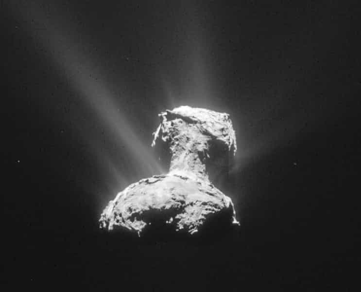 La forme binaire de certaines comètes comme 67P/Churyumov-Gerasimenko serait liée à la fusion de deux corps. Cette image provient de la caméra de navigation de la sonde Rosetta le 15 avril 2015. Prise à une distance de 165 km, sa résolution est de 14 mètres par pixel. © ESA/Rosetta/NavCam, CC by-sa IGO 3.0