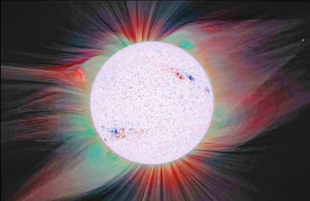 La surface solaire et son champ magnétique majoritairement « poivre et sel », en dehors des régions des grandes taches solaires, à partir des données du satellite SDO de la Nasa. Les colorations bleues et rouges indiquent des lignes de champs magnétiques qui sortent et entrent de la surface solaire. Au-delà, la structure de la couronne s'étend à des millions de kilomètres. © SDO/Nasa/ Tahar Amari-Centre de physique théorique et S. Habbal / M. Druckmüller