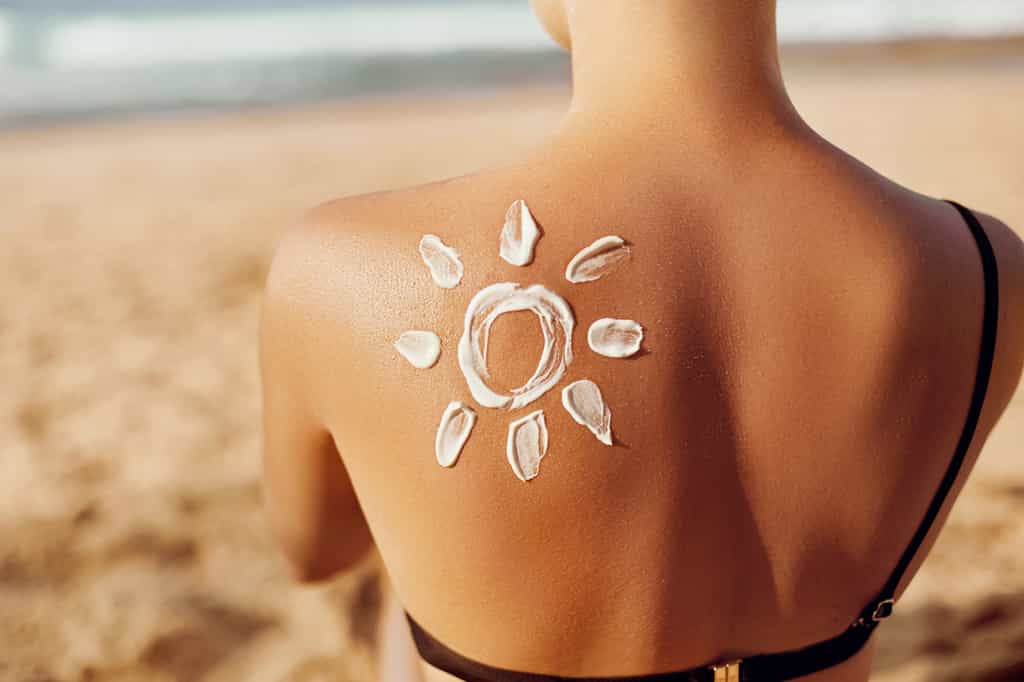 La crème solaire protège la peau des rayonnements UV du soleil. Aujourd'hui, elle est accusée d'être nocive pour l'environnement, mais certaines se targuent d'être conçues pour être neutres. © Verona_studio, Adobe Stock