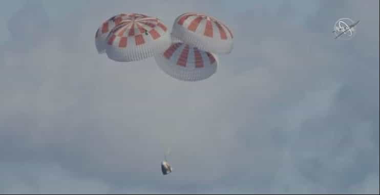 La capsule Crew Dragon le 8 mars 2019 à moins 100 mètres au-dessus de la surface de l'océan Atlantique. © Nasa