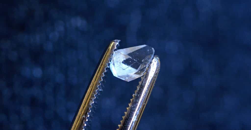 Des physiciens de l’université de Yale ont découvert la signature d’un cristal temporel au cœur d’un cristal de phosphate de monoammonium. © Michael Marsland, Université de Yale