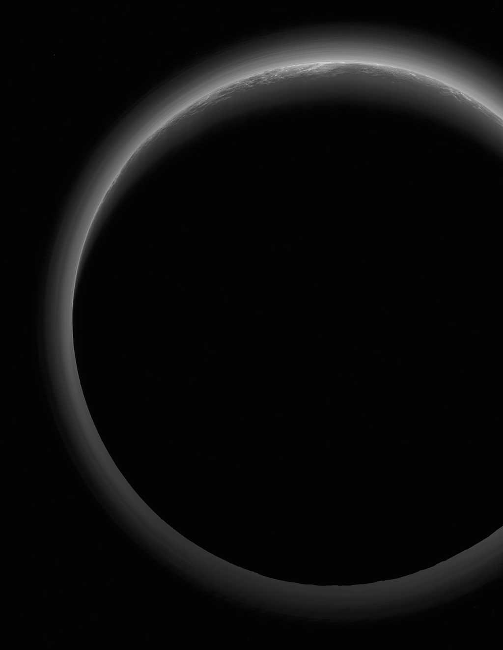 Vue en très haute résolution de la partie nocturne de Pluton. New Horizons était à 21.550 km de la planète naine, le 14 juillet 2015, lorsque cette image a été prise. La résolution est de 430 mètres par pixel. Cliquez ici pour la télécharger en haute résolution (4,6 Mo). © Nasa, JHUAPL, SwRI