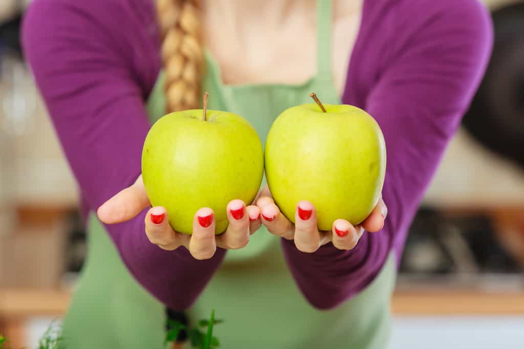 Selon le dicton, manger une pomme par jour éloigne le médecin. Et deux ou trois pommes ? © voyagerix, Adobe Stock 