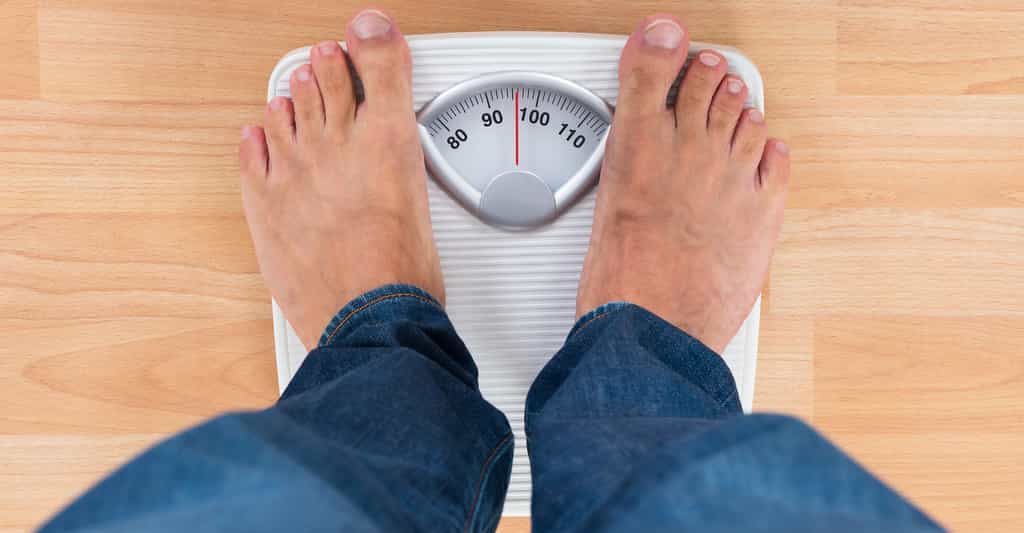 Un pèse-personne indique le poids, mais comme il est calibré pour fonctionner sur Terre, ce poids est automatique traduit en kilogrammes, soit en une masse. © Andery_popov, Shutterstock