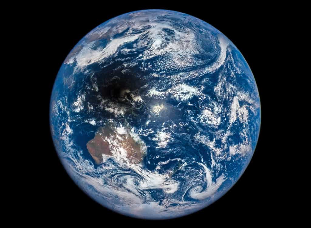 Une des 13 images qui composent la séquence de l’éclipse du Soleil du 9 mars 2016 observée par le satellite DSCOVR. La Terre est photographiée à travers les filtres, rouge, vert et bleu de la caméra Epic. © Nasa, NOAA