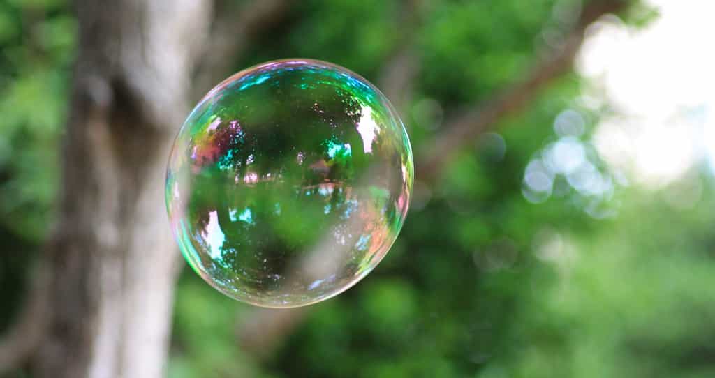 C’est sous l’effet Marangoni, entre autres, que se créent les arcs-en-ciel de couleur en mouvement à la surface des bulles de savon. © marie alexandre, Flickr, CC by nc-nd 2.0