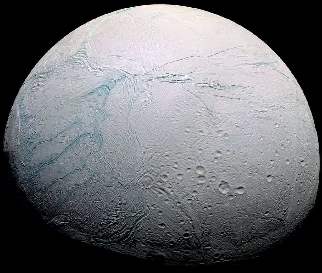La Lune de Saturne, Encelade, contiendrait de l'eau sous sa surface glacée. © Nasa