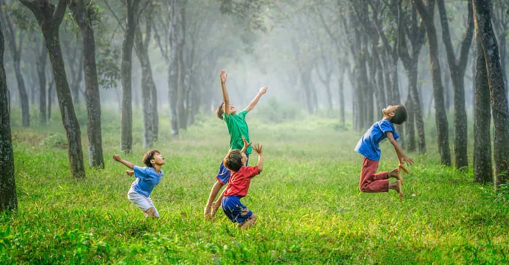 Où les enfants trouvent-ils l’énergie de jouer encore et toujours alors que leurs parents sont depuis longtemps épuisés ? © Robert Collins, Unsplash

