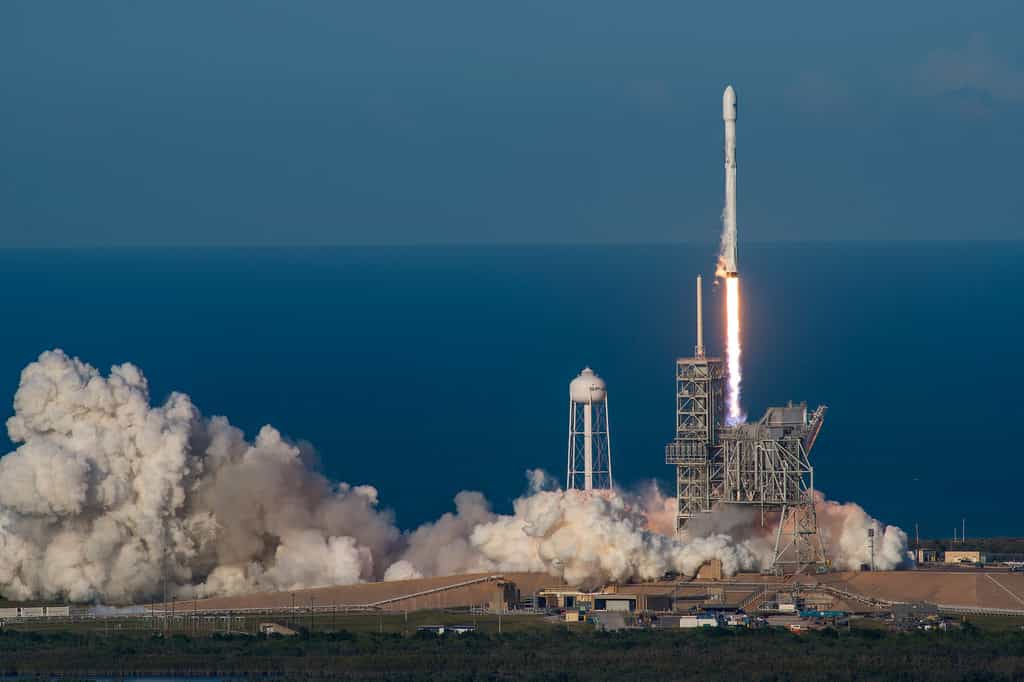 Décollage du lanceur Falcon 9 réutilisé avec à son bord le satellite de télécommunication SES-10. © SpaceX