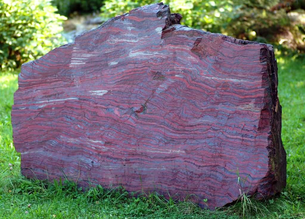 Bloc de fer rubané daté de 2,1 milliards d'années, découvert en Amérique du Nord. Il est formé par l'alternance de lits quartziques et de lits riches en oxydes ferriques. C'est un exemple de roche sédimentaire, donc exogène. © André Karwath, Wikipédia