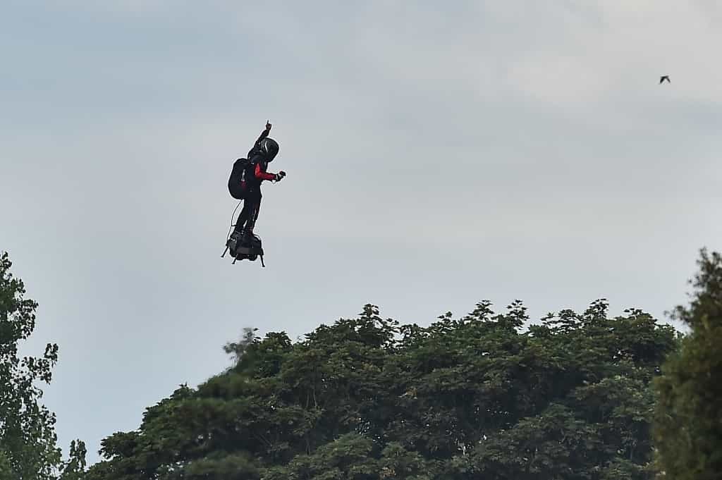Franky Zapata, dit « l'homme volant », a réussi ce 4 août 2019 l'exploit de traverser la Manche debout sur son Flyboard. © Glyn Kirk/AFP