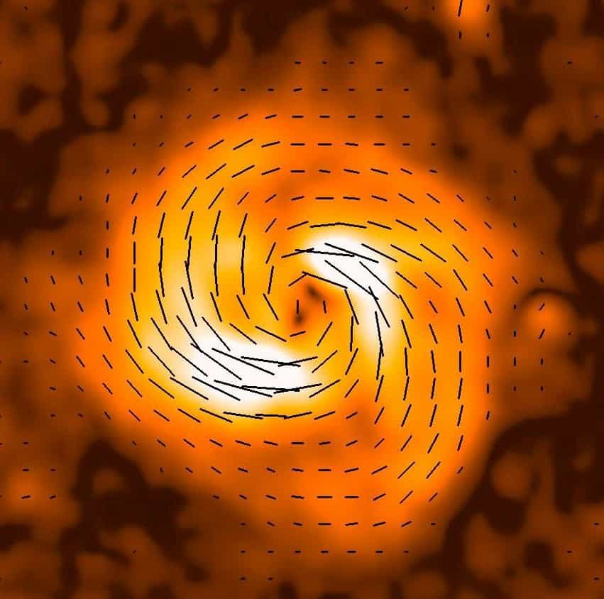 Le radiotélescope d'Effelsberg, en Allemagne, a pris cette image de la galaxie spirale IC 342. En analysant la polarisation des ondes radio, les chercheurs ont pu en déduire l'orientation et la localisation des lignes de champs magnétiques dans le milieu interstellaire. Cette orientation est indiquée par des barres sur l'image. © R. Beck, MPIfR